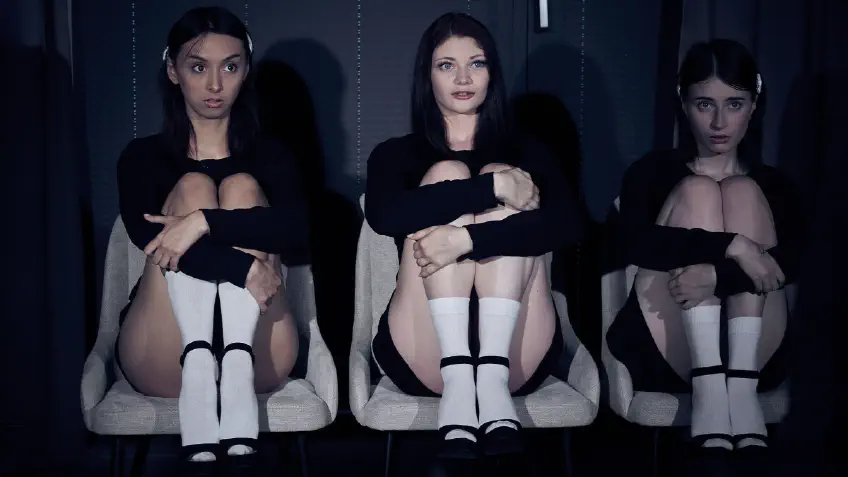 DarkRoomVR: Three Pussies, One Owner